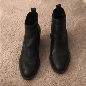 Gap Size 7 Low Booties